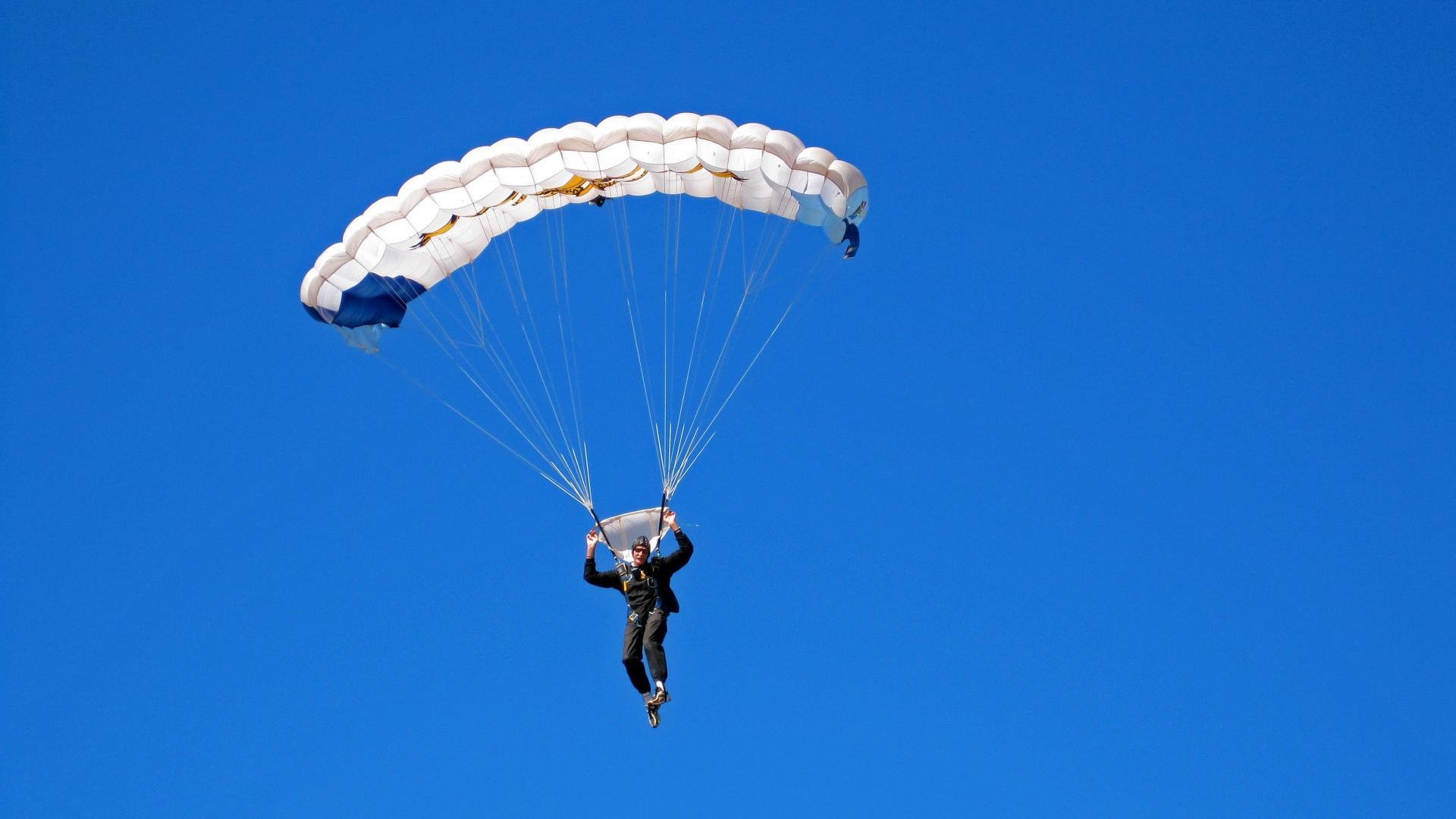 开云官方网页登录-艾比·德尔福：南非队后防线的基石，确保球员们发挥稳定，艾比里德尔hp